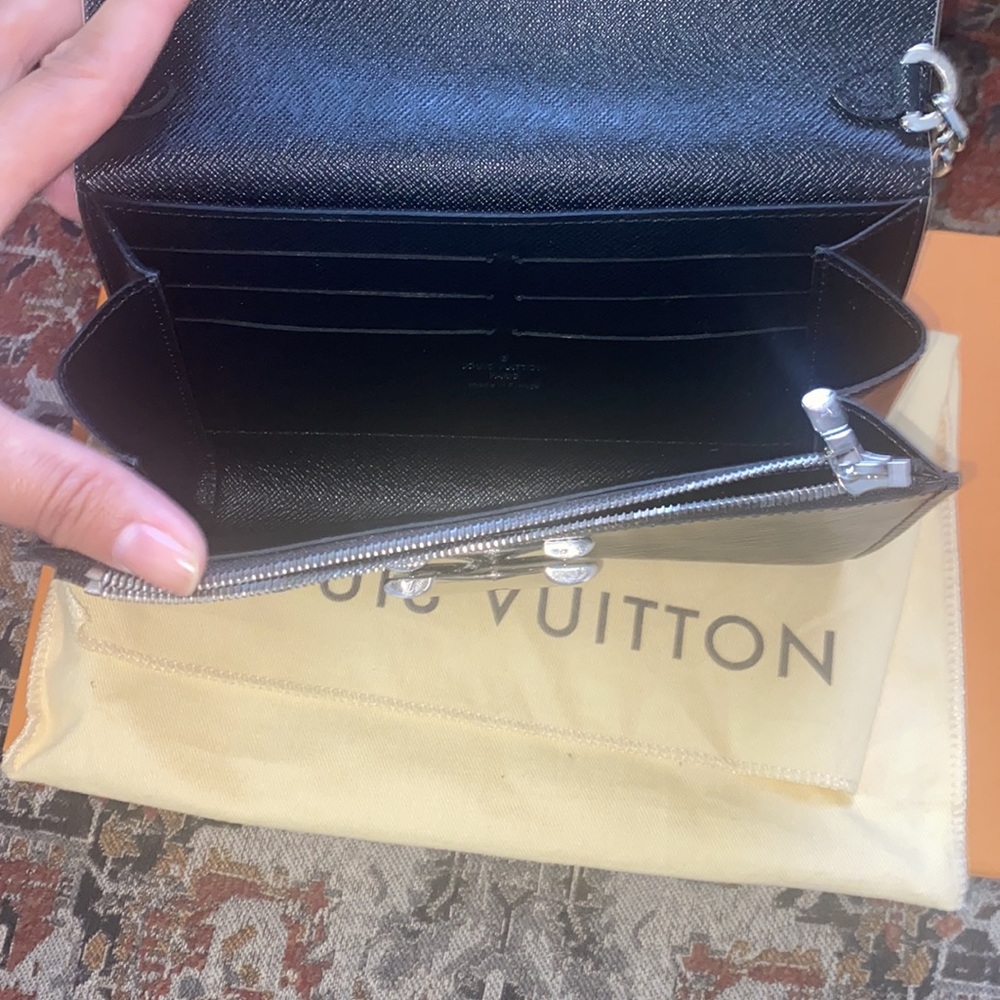 LOUIS VUITTON Epi World Tour Lock Twist crossbodybag/clutch LIMITED EDITION - Picture 6 of 13